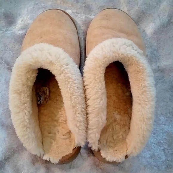UGG Slippers - Picture 4 of 5